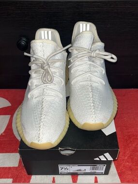 adidas Yeezy Boost 350 V2 Triple White / Cream White Men’s Size 7 = Women’s 8.5